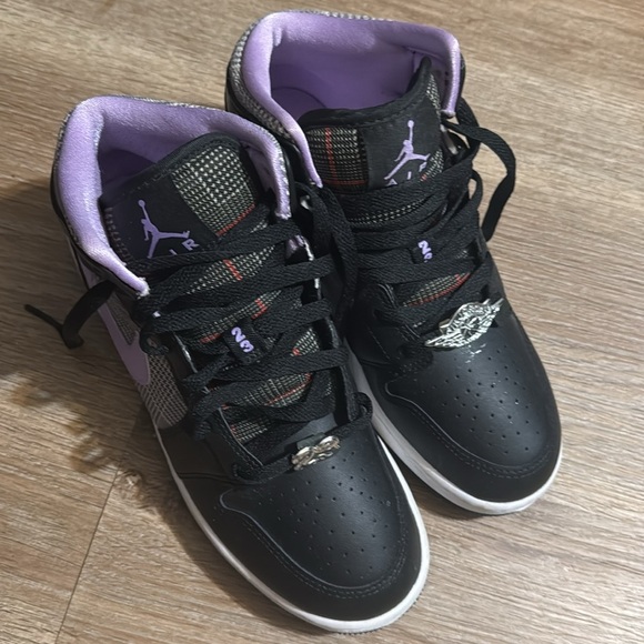 Air Jordan 1 Mid SE GS “Houndstooth “ - Picture 4 of 9